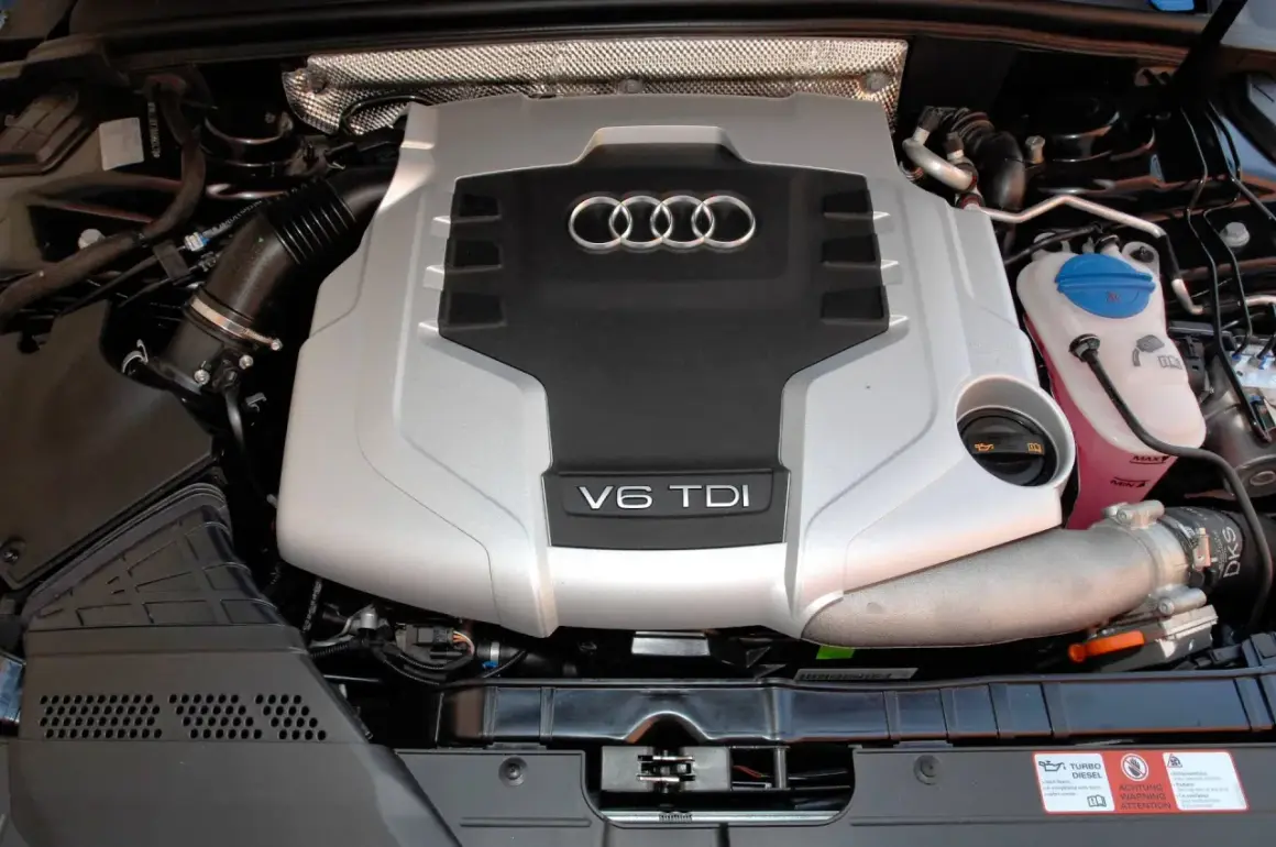 Silnik V6 TDI Audi z widocznym logo i oznaczeniem. Gotowy do pracy, zapewnia moc i wydajność.