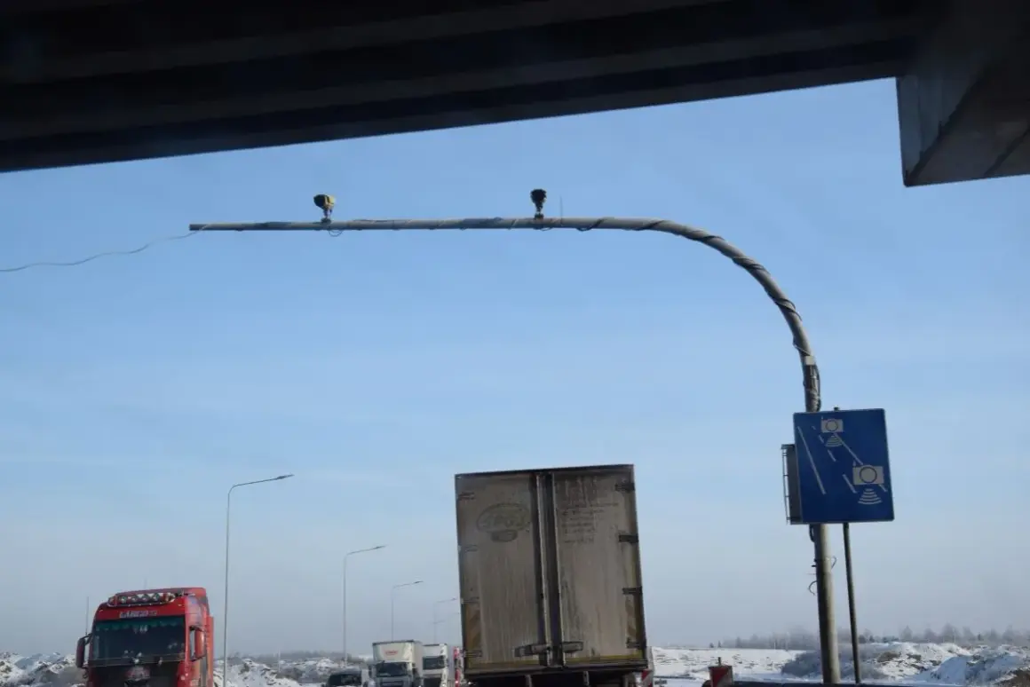 Nad drogą A1 zamontowano system odcinkowy pomiar prędkości. Widać kamery i znak informujący o kontroli.