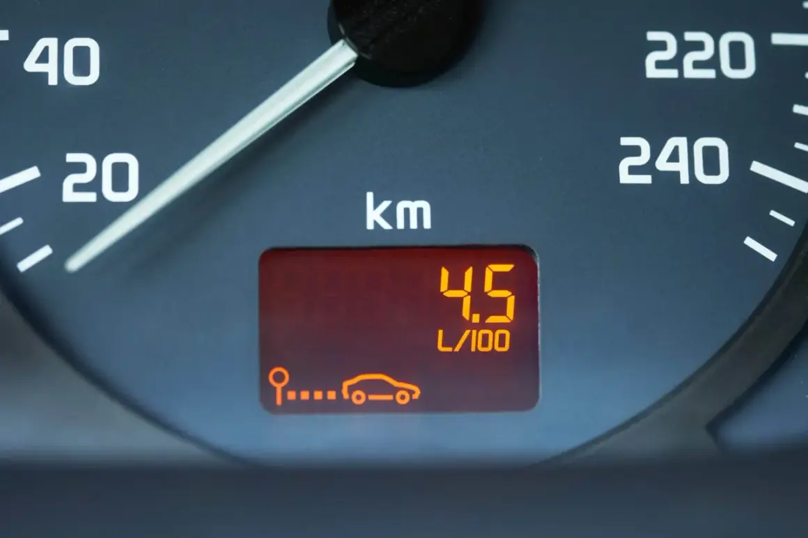 Indicador de consumo de combustible: 4.5 L/100 km. Muestra cómo calcular el consumo de un coche.