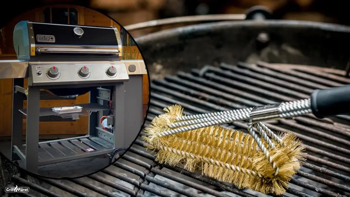Weber Gasgrill reinigen: Eine Grillbürste aus Messing schrubbt die Roste. Links ist der Grill zu sehen.