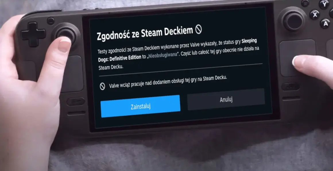 Ręce trzymają Steam Decka, na ekranie komunikat o niezgodności gry Sleeping Dogs. Fajne gry na Steam czekają na optymalizację.