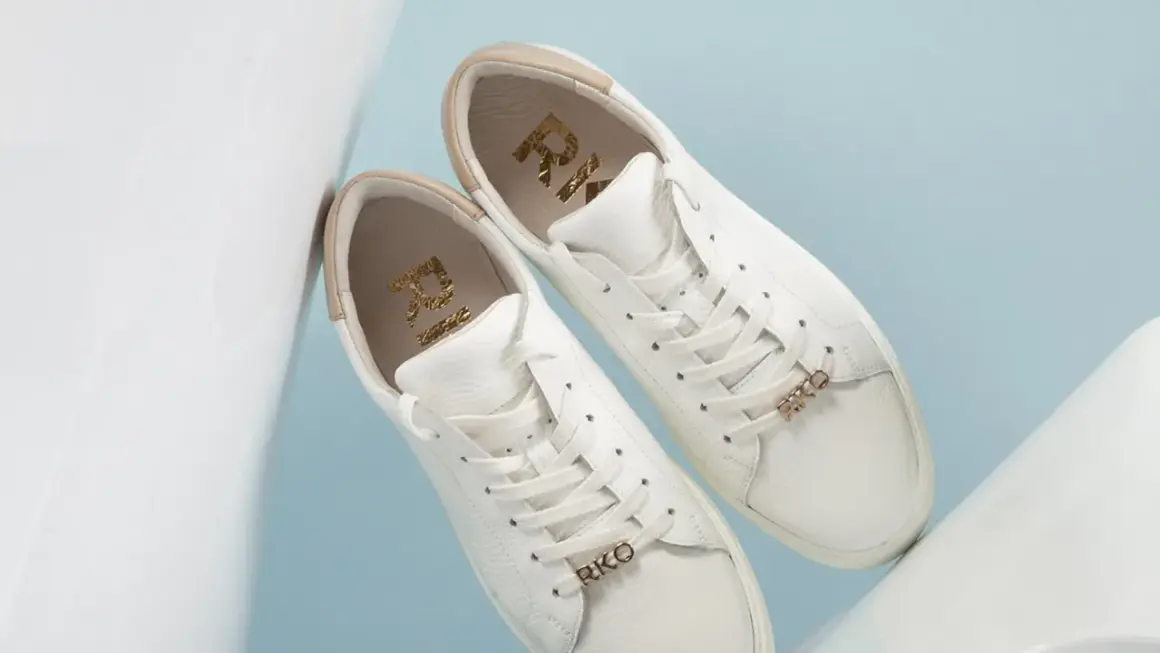Białe buty sneakersy, co to znaczy? Stylowe, skórzane, z złotymi detalami RKO.