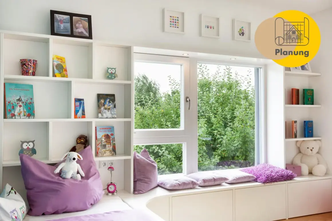 Gemütliches Kinderzimmer mit Bücherregalen, Spielzeug und einem Fensterplatz, der zum Entspannen einlädt. Ein schönes Beispiel für ein kinderfreundliches Zimmer, das auch ohne Fenster hell wirkt.