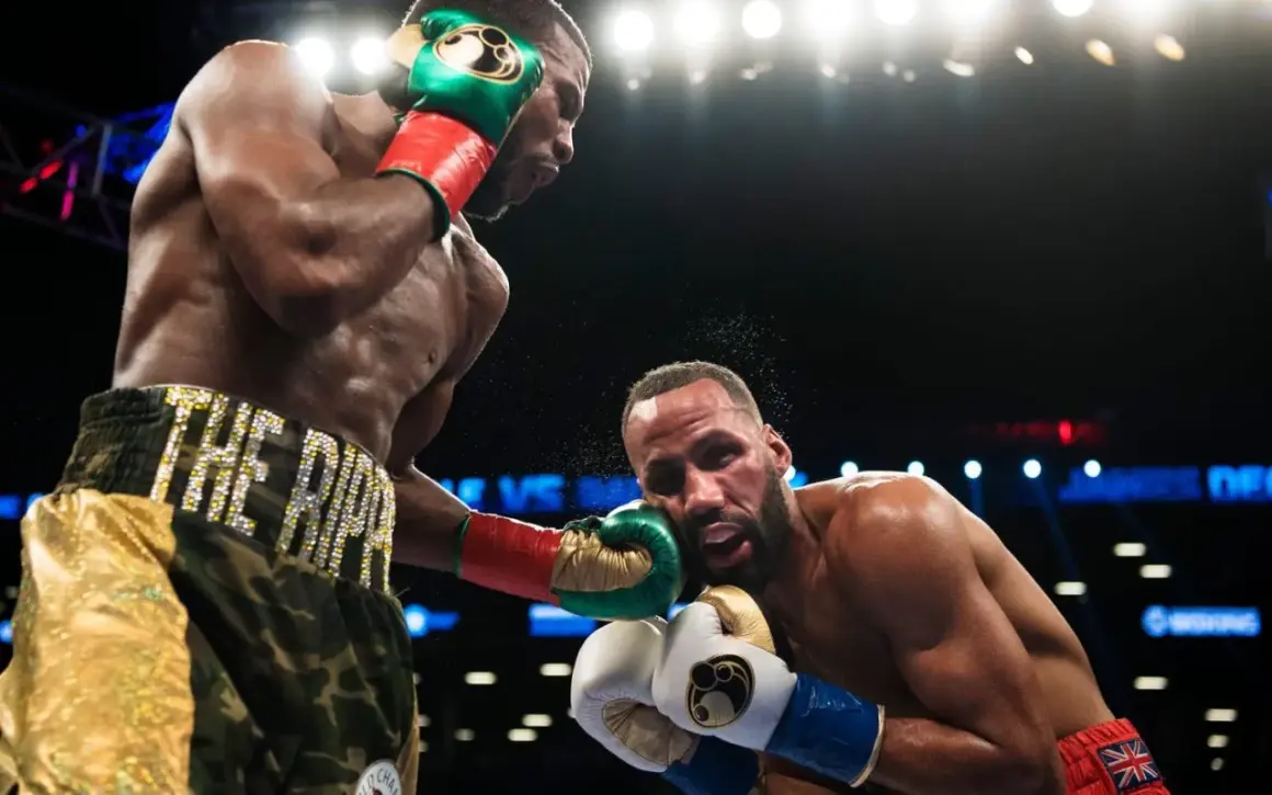 Boxaren Badou Jack tar emot en smäll i ansiktet under en intensiv match.