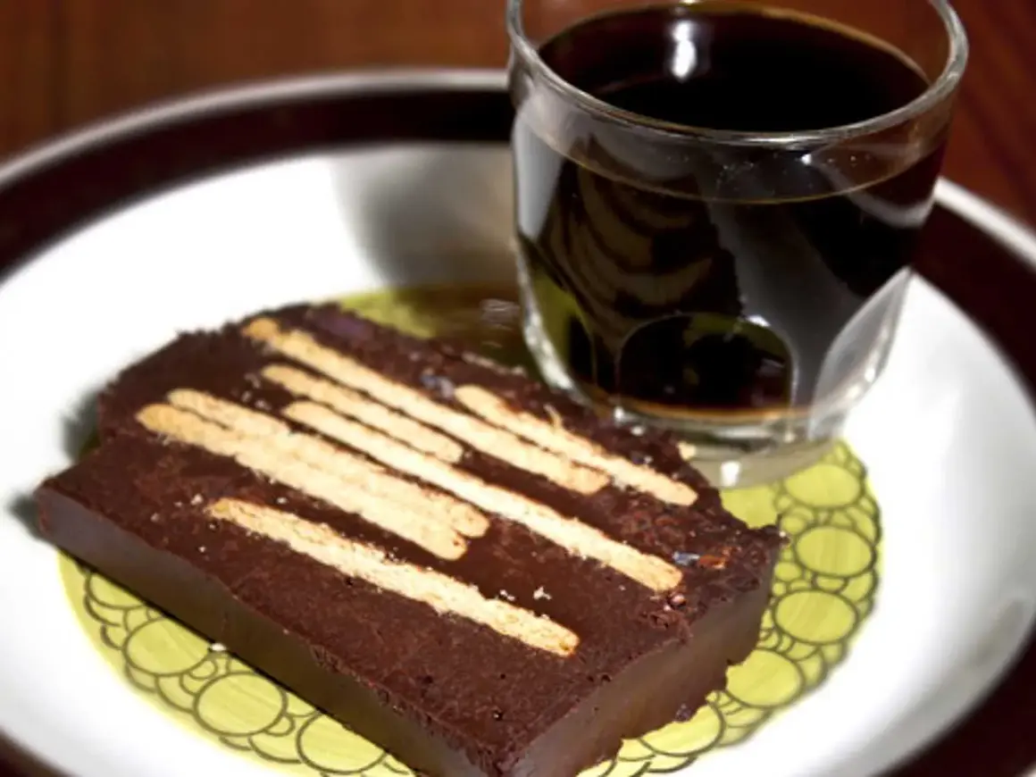 En bit chokladkaka med kex, perfekt för ett radiokaka recept original. Serveras med en kopp kaffe.