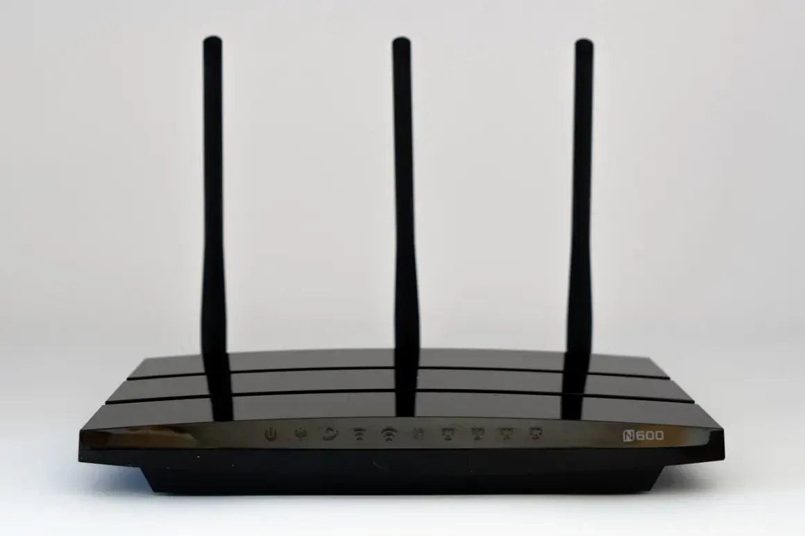 Czarny router Wi-Fi z trzema antenami, model N600. Wskaźniki LED na froncie pokazują status połączenia.