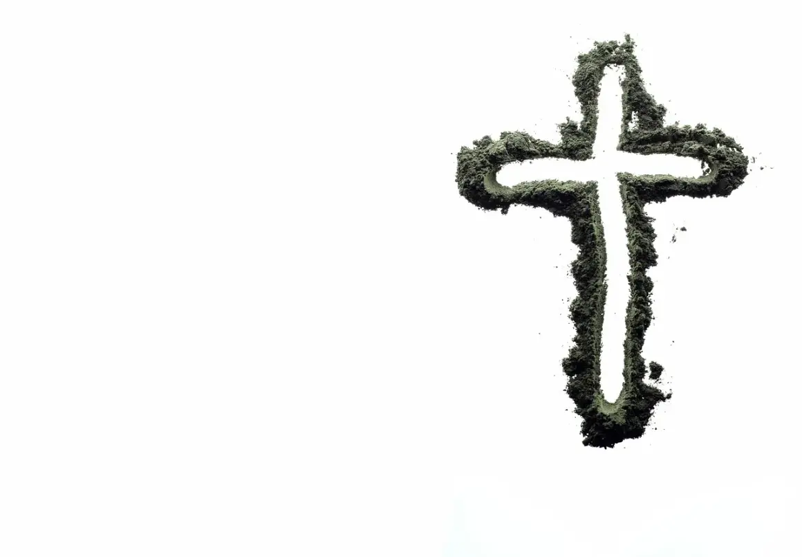 Krzyż z popiołu na białym tle. Czy Bóg wybacza grzech nieczystości? Nadzieja na przebaczenie.