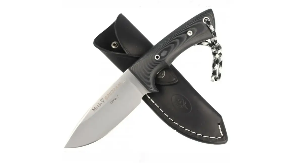 Cuchillo Muela Gavilán con funda de cuero negra. Hoja de acero pulido con inscripciones. Empuñadura negra texturizada y cordón.