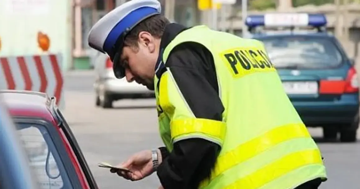 Policjant wręcza mandat. Zastanawiasz się, co jeśli nie zapłacę mandatu w ciągu 7 dni? Lepiej tego nie sprawdzać.