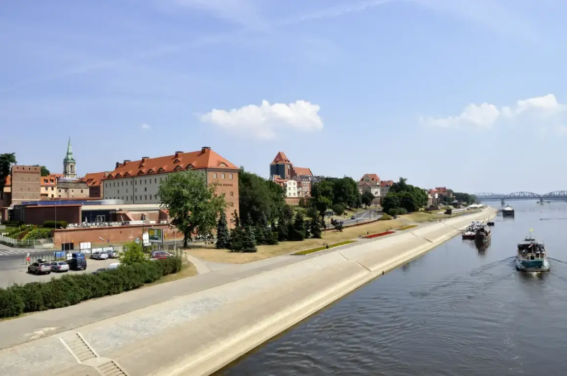Widok na bulwar filadelfijski z hotelem i rzeką, po której płyną statki.