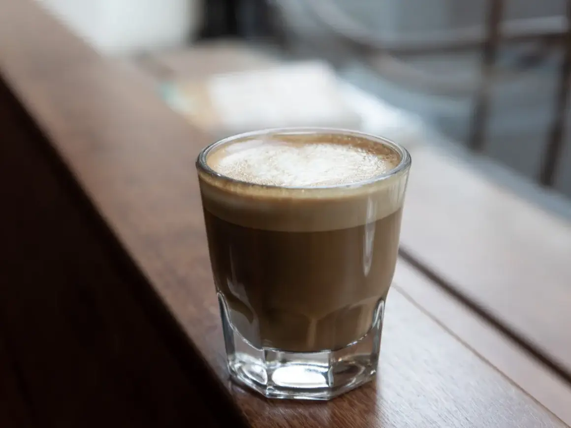 En kaffedröm: en perfekt balanserad macchiato vs cortado, med len mjölk och stark espresso.