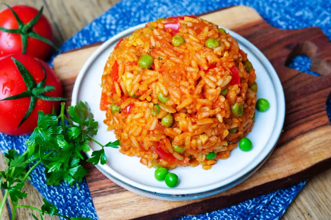 Ein Berg aus aromatischem Djuvec Reis mit Erbsen und Paprika, garniert mit frischer Petersilie und Tomaten.