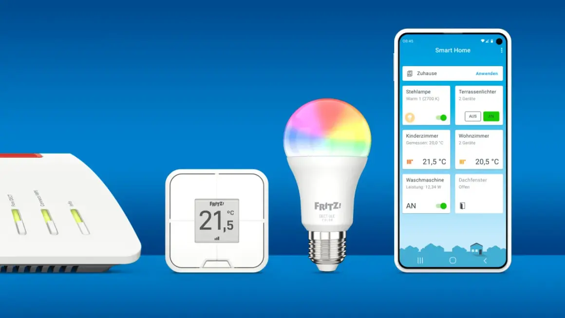 FRITZ!Box steuert smarte Geräte: WLAN-fähiger Rauchmelder, DECT-Thermostat und bunte Lampe im Smart Home.