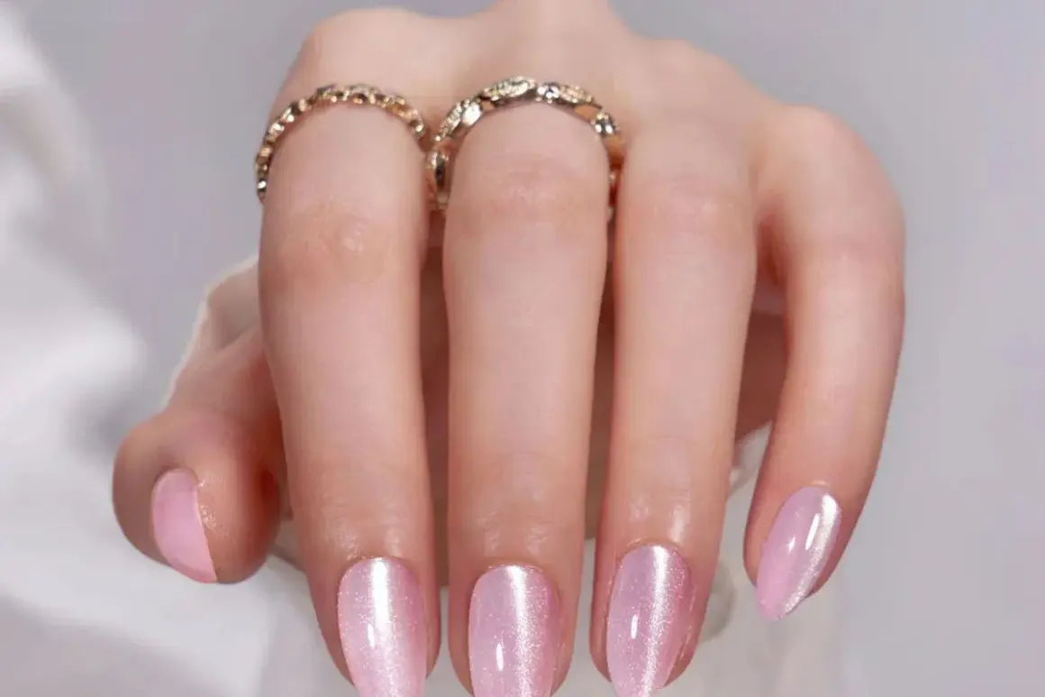 Vackra ljusrosa naglar med skimrande finish. Perfekt nagel inspo för en mjuk och elegant look. Två ringar pryder fingrarna.
