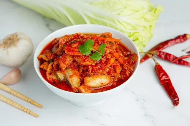 Kimchi jak zrobić? Prosty przepis + sekrety chrupiącej kapusty.