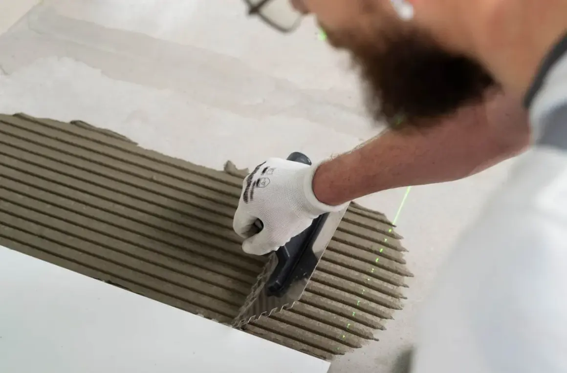 Pose d'enduit pour carrelage au sol. Le temps de séchage carrelage sol est crucial pour une pose réussie.