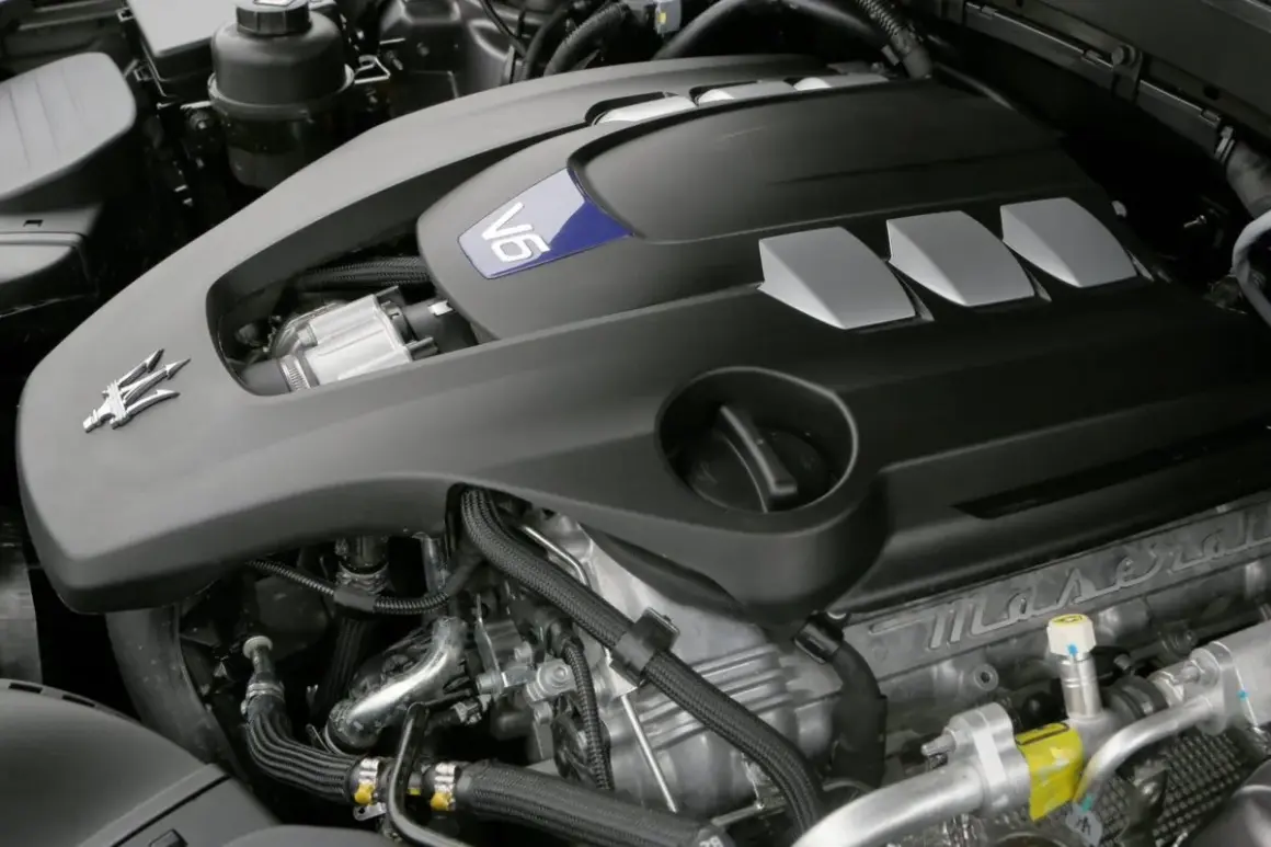 Motor V6 Maserati. ¿Como saber los CV de mi coche? Busca la etiqueta del motor o consulta el manual.