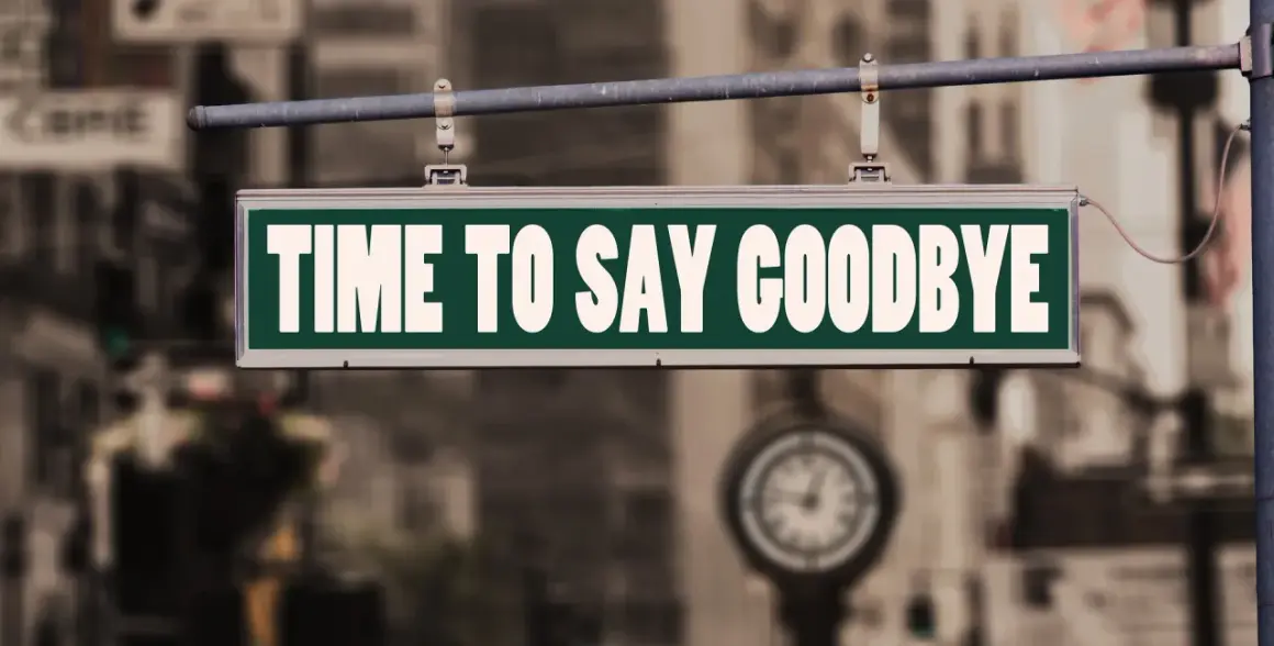 Znak "TIME TO SAY GOODBYE" nad ulicą. Czas na wypowiedzenie umowy o pracę po niemiecku.