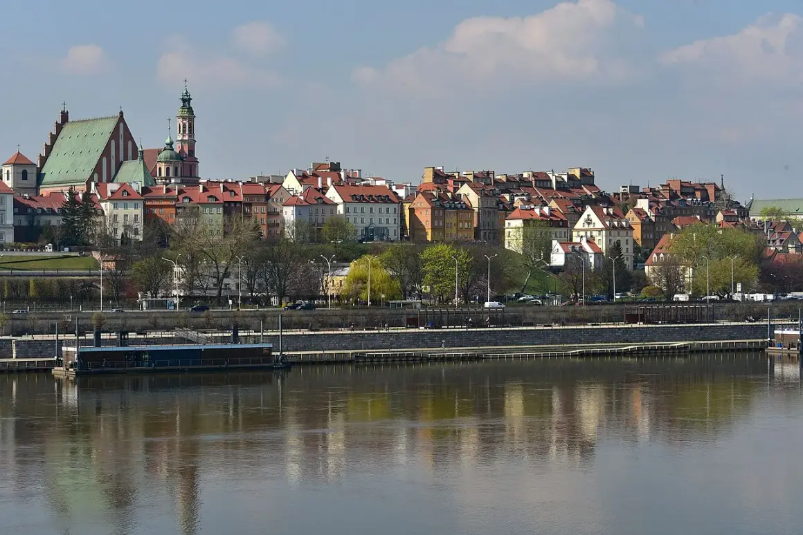 Widok na skarpa warszawska zapowiedzi, z kolorowymi kamieniczkami i zielenią, odbijającymi się w Wiśle.