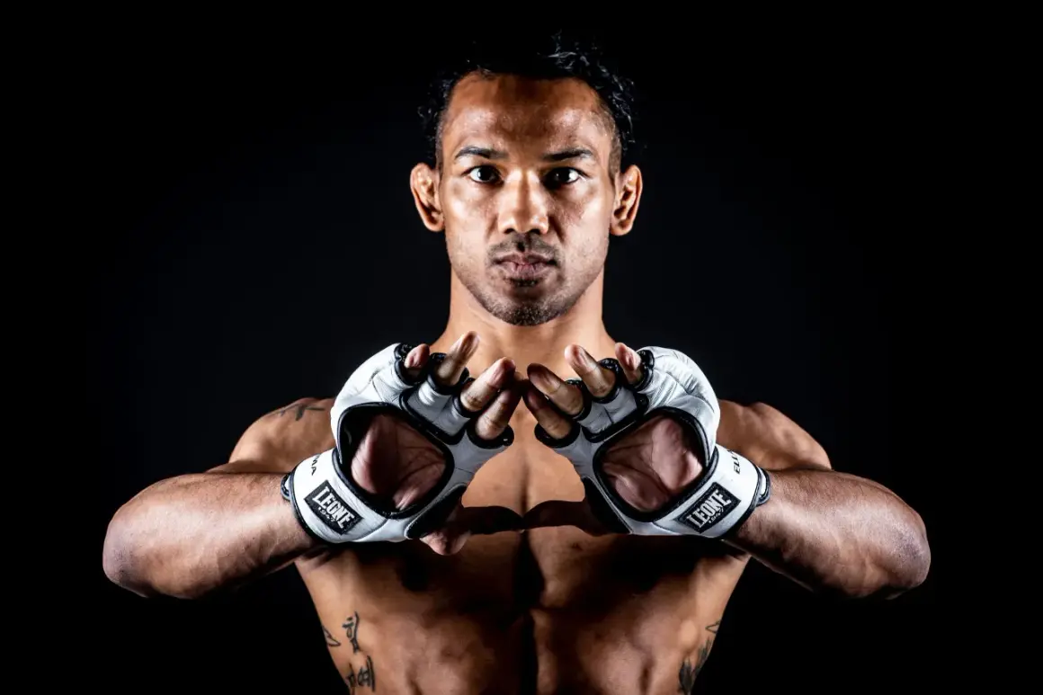 Benson Henderson, en fighter redo för strid, med vita handskar och intensiv blick.