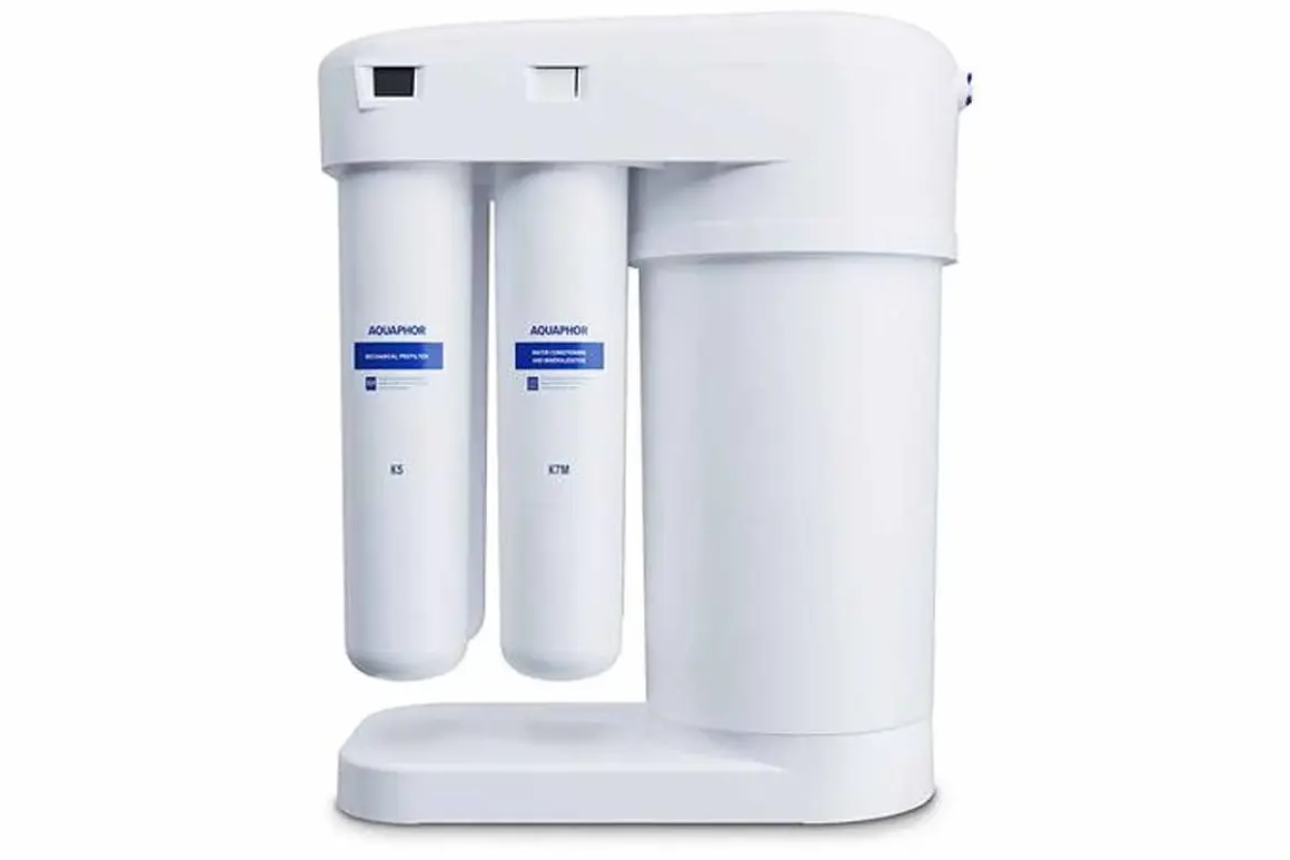 Système de filtration d'eau osmosée Aquaphor blanc, avec trois cartouches visibles.