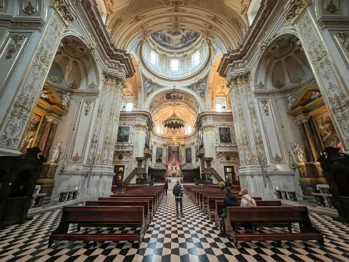Wnętrze bogato zdobionej bazyliki, z kopułą i malowidłami. W Polsce takie cuda architektury zachwycają.