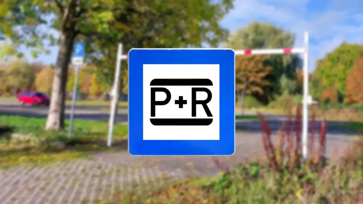 Blaues Schild mit weißem Quadrat und schwarzem "P+R" Symbol. Dieses Parken und Reisen Schild weist auf eine Park & Ride Anlage hin.