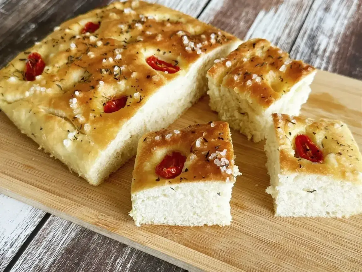 Puszysta focaccia z pomidorkami i solą morską, idealna do prostego przepisu.