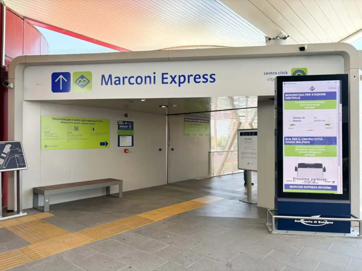 Marconi Express - szybki transport z lotniska do centrum Bolonii. Monorail czeka na pasażerów.