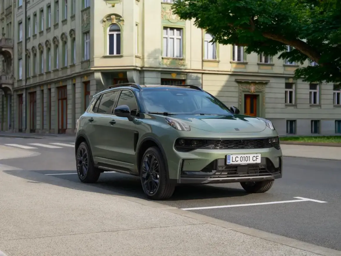 Zielony Lynk & Co SUV zaparkowany na ulicy przed zabytkową kamienicą.