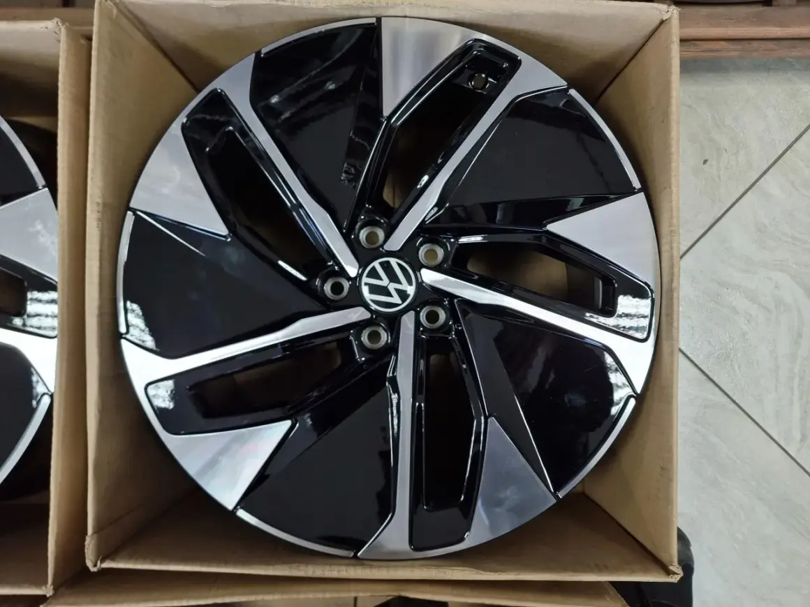 Nowe felgi do Golfa 4, z charakterystycznym wzorem i logo VW. Rozstaw śrub jest standardowy dla tego modelu.