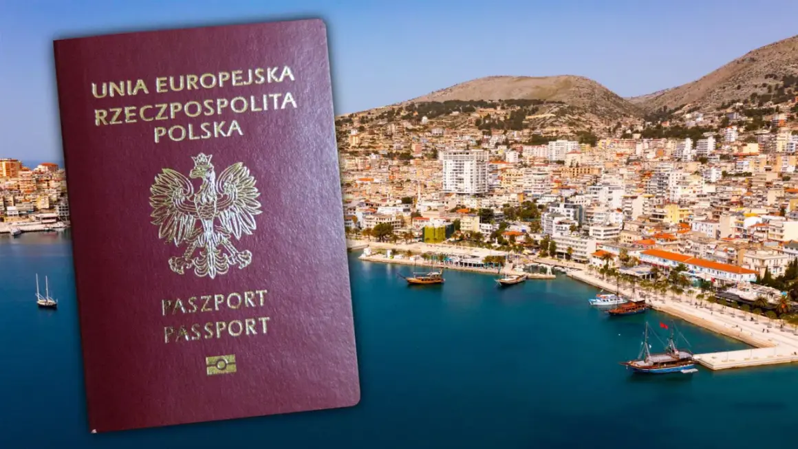 Polski paszport na tle albańskiego wybrzeża. Czy do Albanii potrzebny jest paszport? Tak, dla obywateli Polski jest on wymagany.