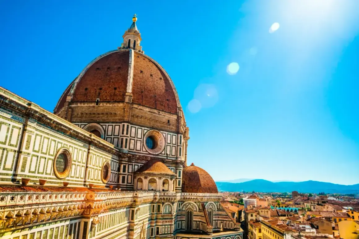 Majestatyczna katedra Santa Maria del Fiore we Florencji, z jej charakterystyczną kopułą. Ciekawostki o budowli zachwycają.