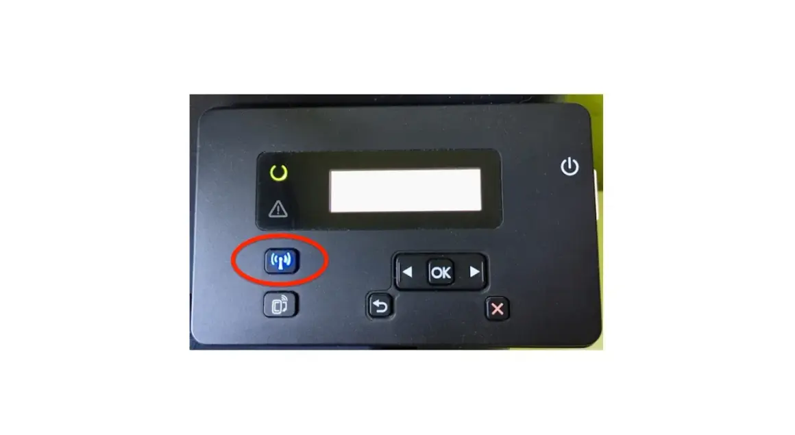 Przycisk Wi-Fi na drukarce HP, kluczowy do połączenia z iPhonem.