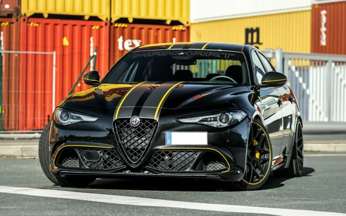 Czarna Alfa Romeo Quadrifoglio z żółtymi pasami i akcentami, gotowa do jazdy.