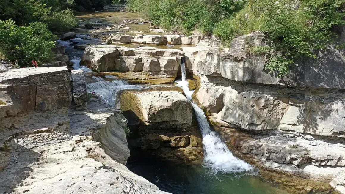Cascate naturali scavate nella roccia vicino al monte Falterona. L'acqua cristallina scorre tra le rocce calcaree, creando un paesaggio suggestivo.