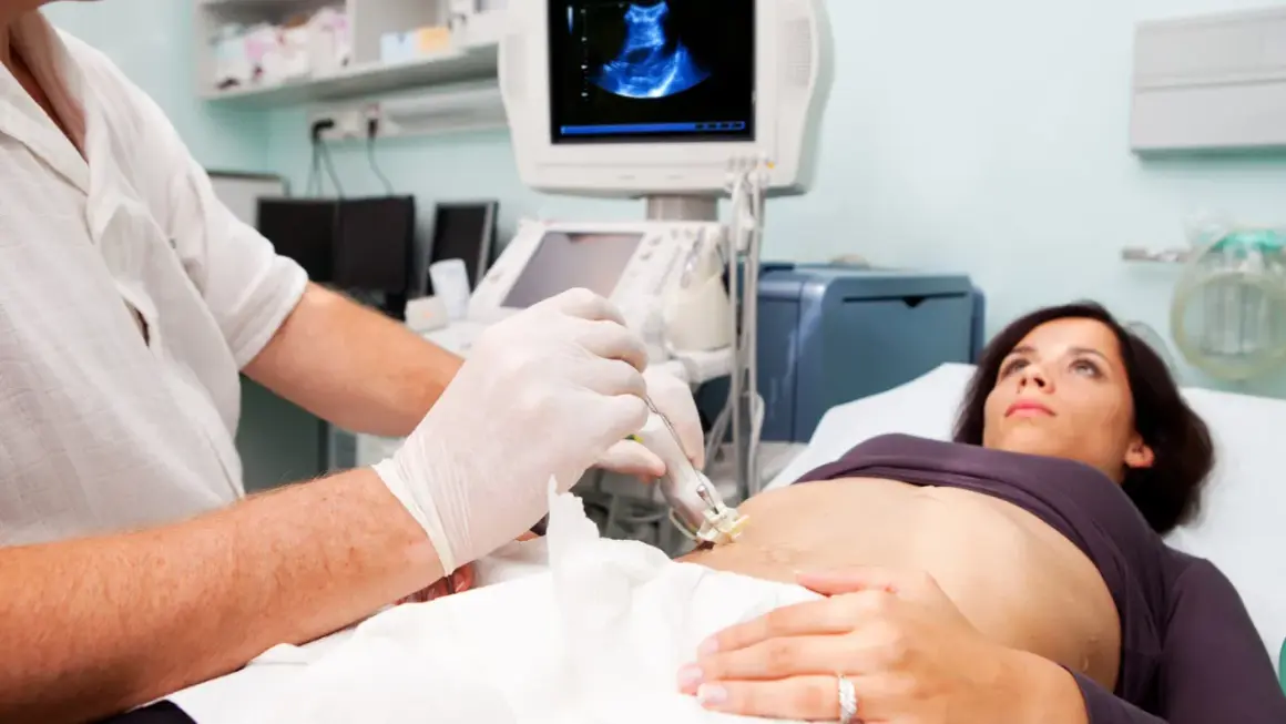 Arzt führt Ultraschall-gestützte Biopsie durch, um eine mögliche Verschleppung von Krebszellen zu untersuchen.