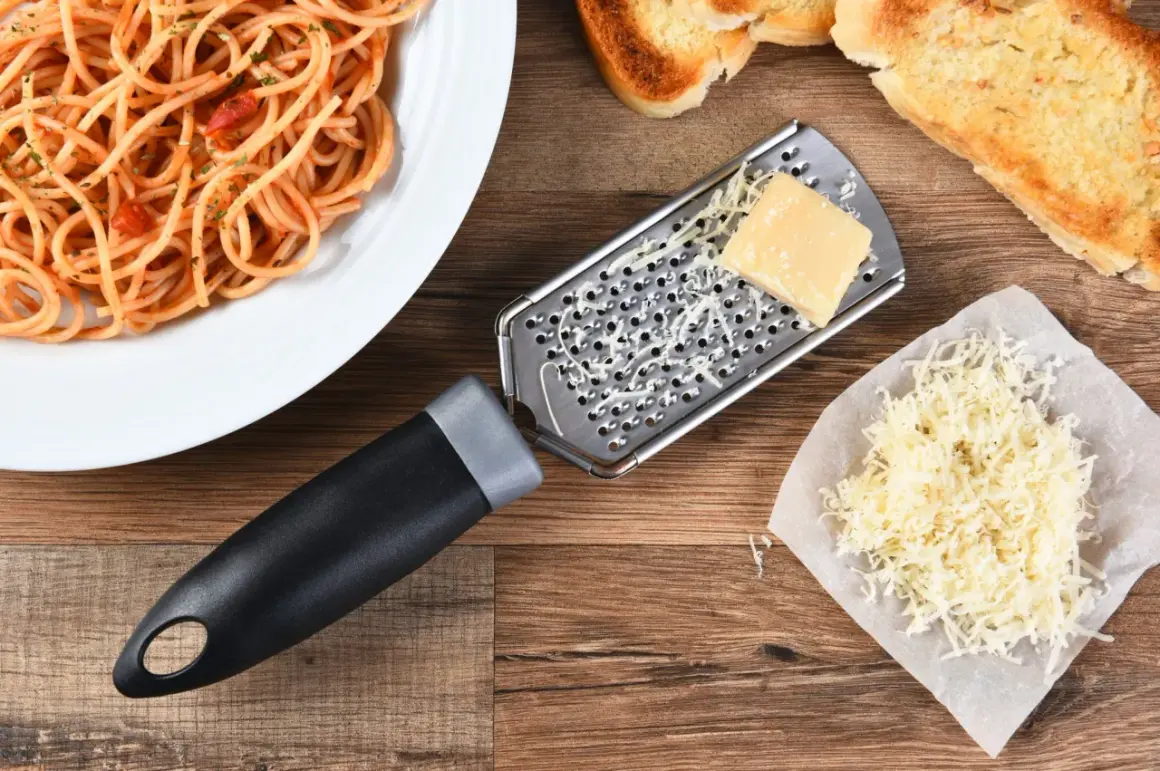 Spaghetti al pomodoro con Parmigiano Reggiano grattugiato, un classico del **consorzio Parmigiano Reggiano**.