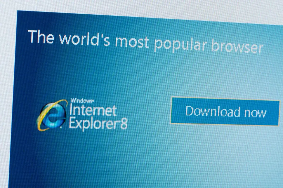 Ekran z napisem "The world's most popular browser" i logo Internet Explorer 8. Obok przycisk "Download now".