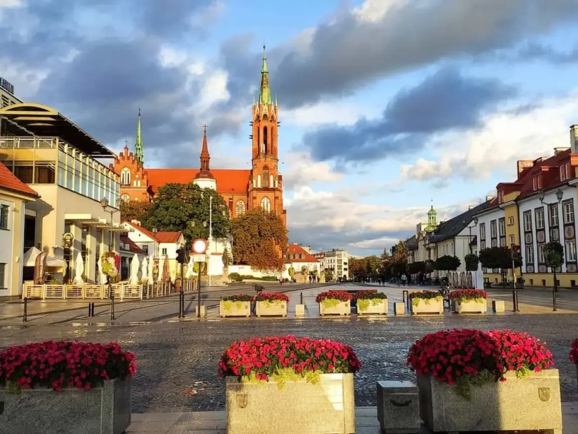Rynek w Białymstoku, stolicy największego powiatu w Polsce. W tle katedra, po bokach kamienice i kawiarnie.