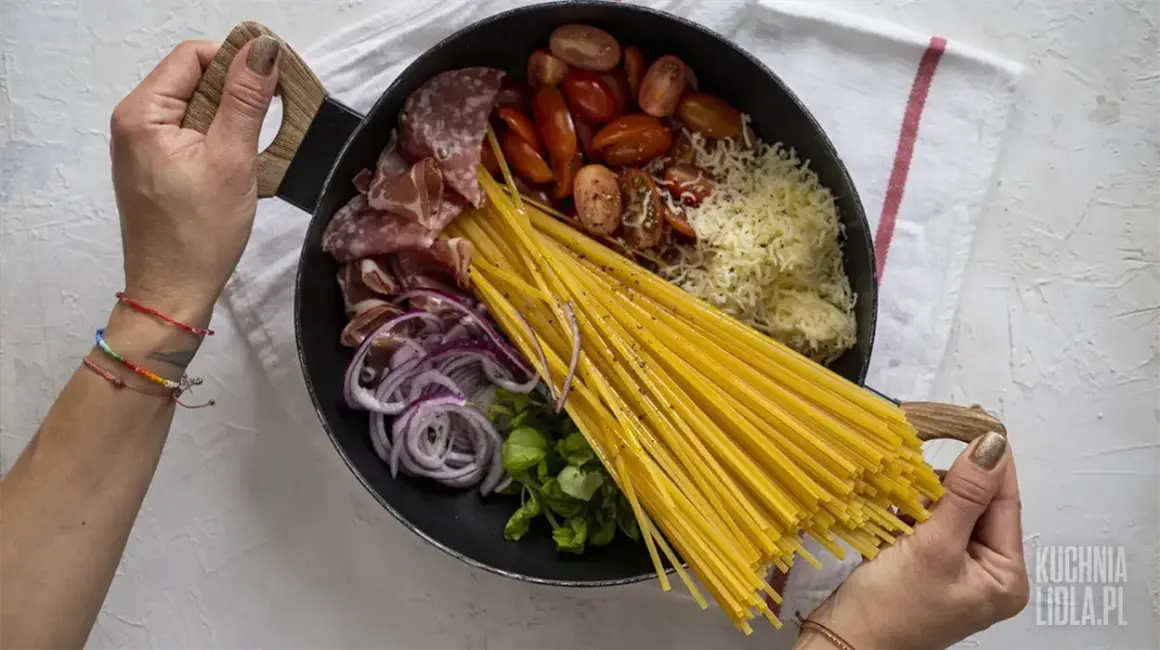 Spaghetti z warzywami z jednej patelni: Szybki obiad, zero zmywania