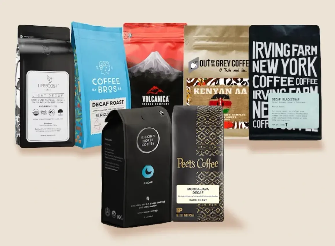 En samling påsar med koffeinfritt kaffe, inklusive märken som Lifeboost, Coffee Bros, Volcanica, Out of the Grey, Irving Farm, Kicking Horse och Peet's Coffee.