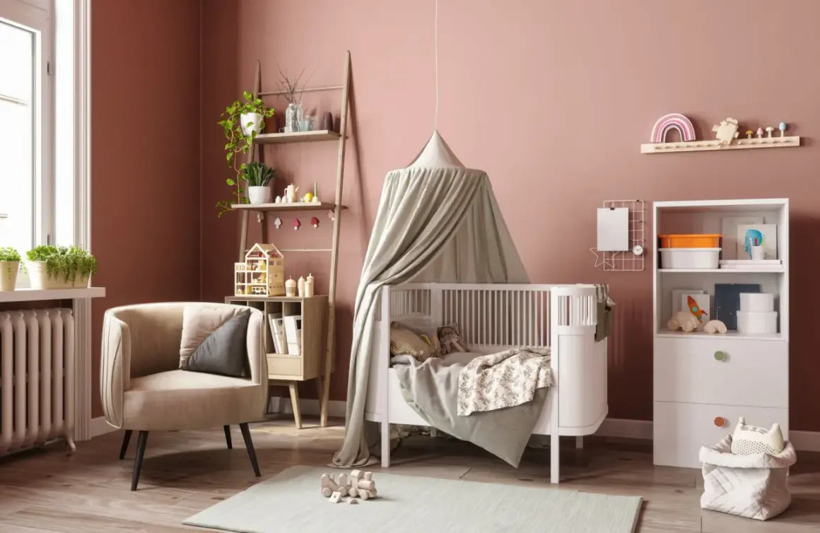 Une chambre de bébé chaleureuse avec un lit à baldaquin, une chaise confortable et des étagères pleines de jouets. Parfait pour une diy déco chambre bébé.