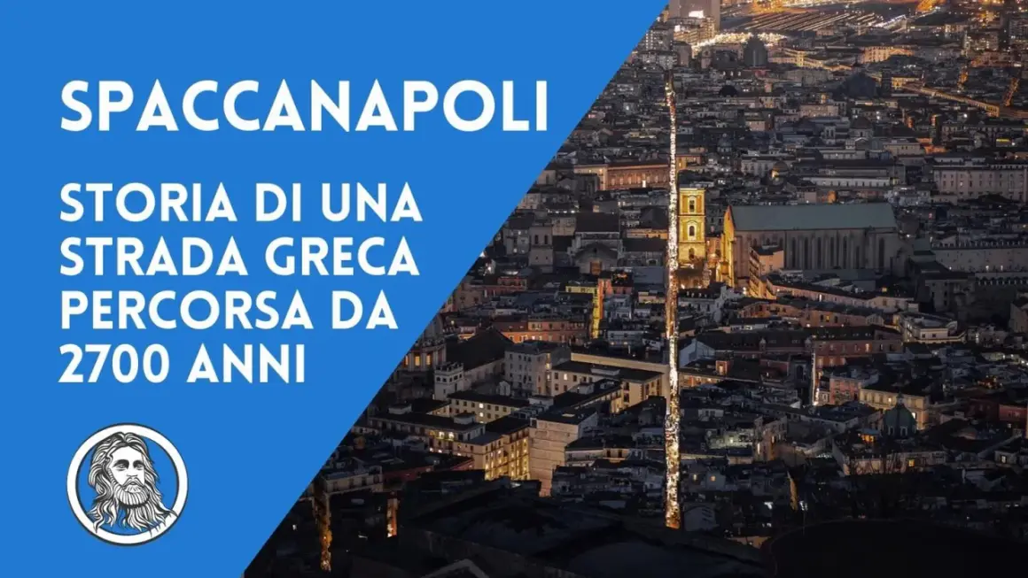 Spaccanapoli, la strada greca che divide la città da 2700 anni, illuminata di notte.