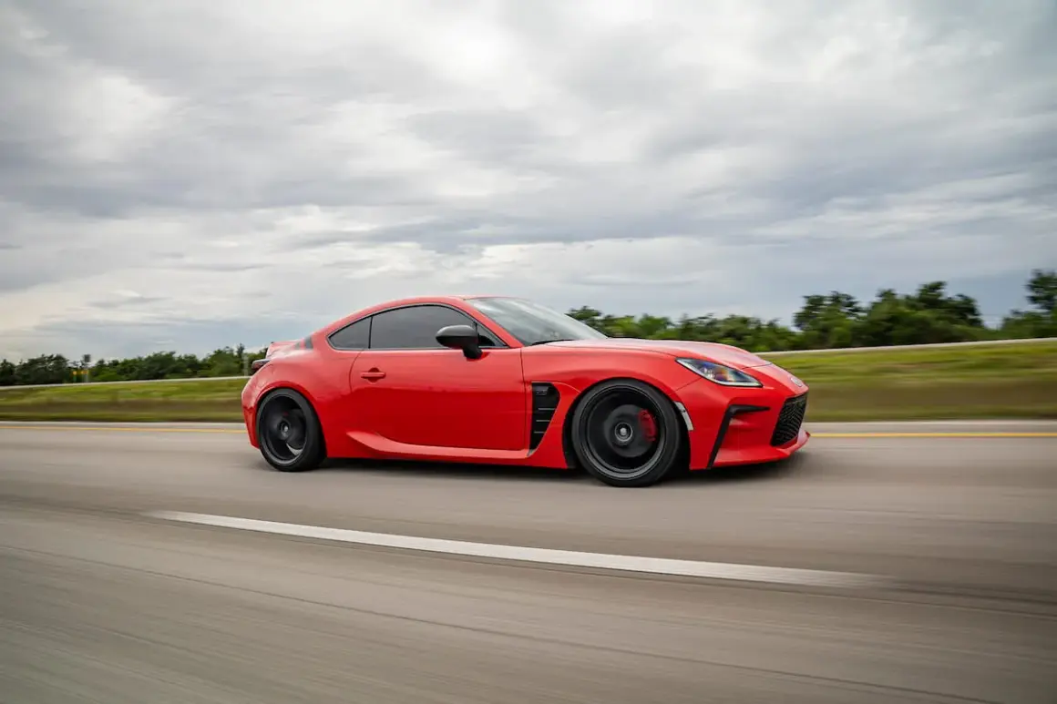 Deportivo rojo en carretera, con un escape que promete pops and bangs. Precio a consultar.