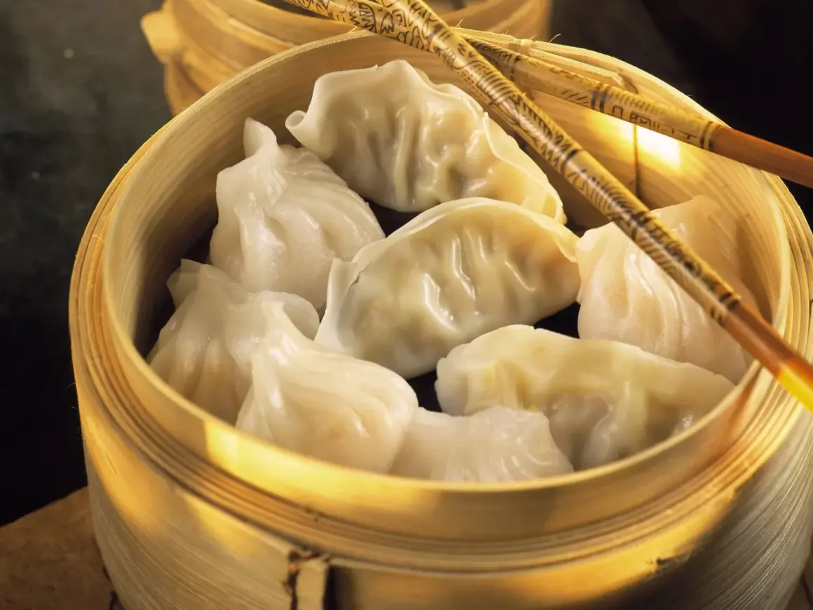 Dampfende Dim Sum im Bambuskorb, bereit zum Genießen. Ein köstliches Dim Sum Rezept zum Nachmachen.