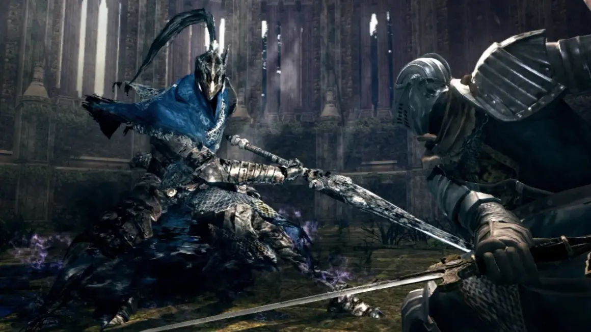 Zwei Ritter in Rüstung kämpfen in einer Ruine. Der eine trägt ein blaues Tuch, der andere ein Schwert. Ein Kampf wie in Dark Souls 4.