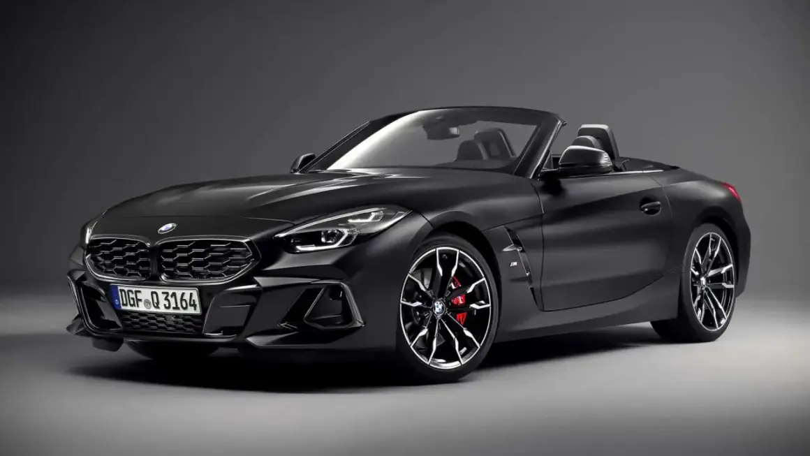 Un elegante BMW Z4 capota dura negro mate, listo para la carretera.