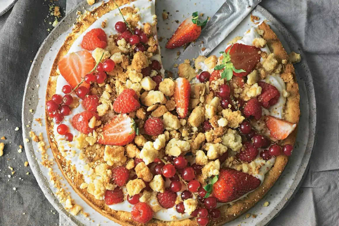 Ein köstlicher low carb Kuchen mit frischen Beeren, Streuseln und Sahne. Ein Genuss für alle Sinne!