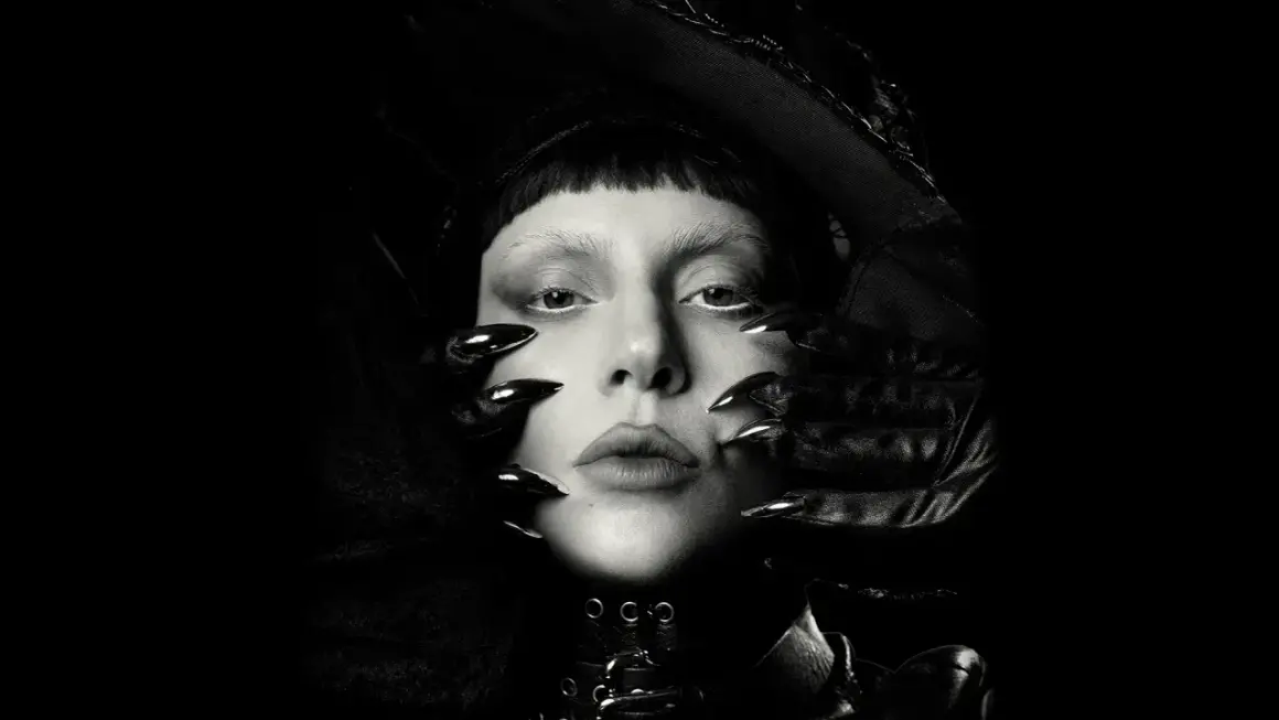 Lady Gaga w czerni, z pazurami i welonem. Wygląda jakby przygotowywała się do koncertu w Polsce.